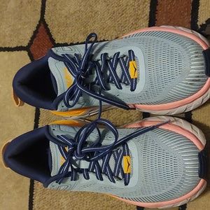 A pair of h o k a sauce women's 8M